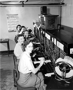 Telephone_operators,_1952 Wikimedia
